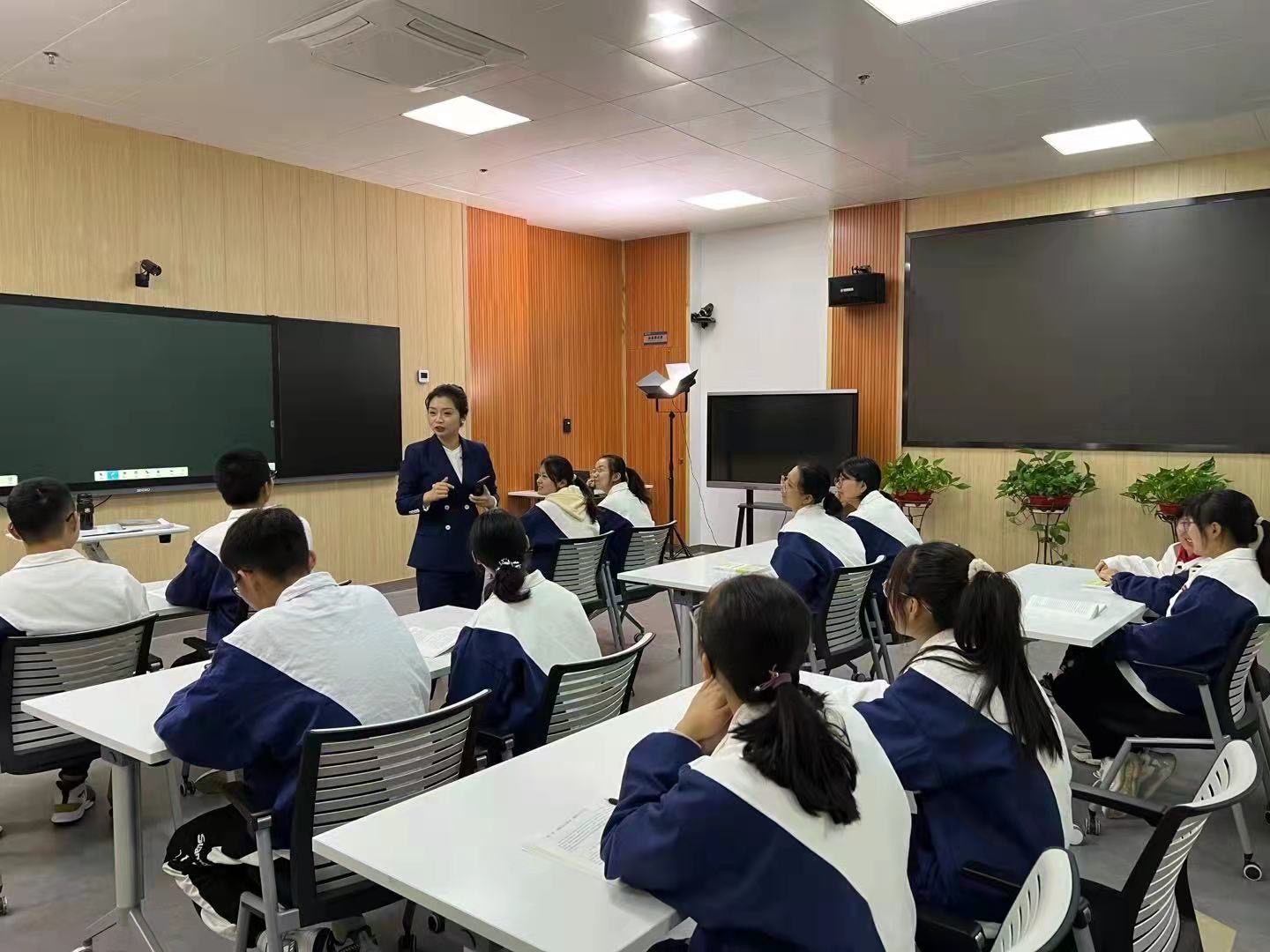 特等奖思政课长什么样?湖南师大高颜值老师打造不“强行互动”课堂